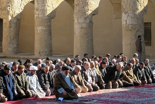 پرونده:نماز جماعت در مسجد تاریخانه.jpg
