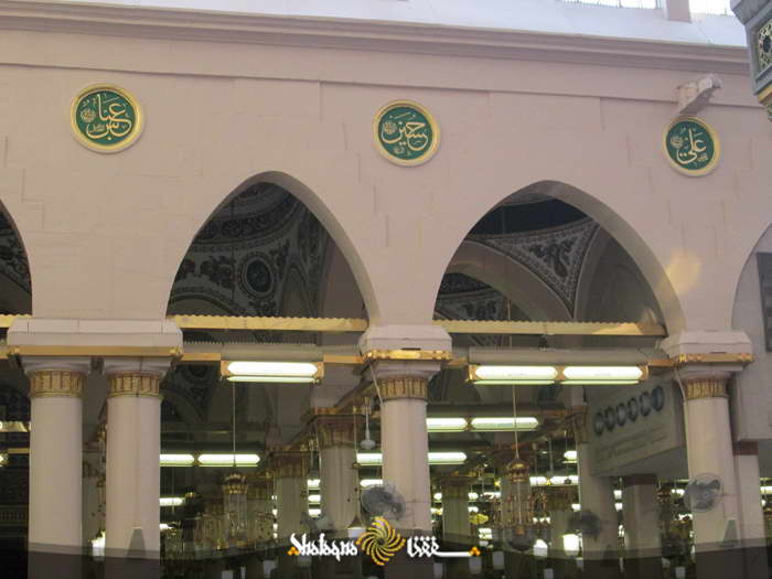 پرونده:کتیبه علی(ع) در مسجد النبی.jpg