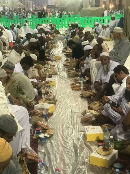 پرونده:افطار در مسجدالنبی.jpg