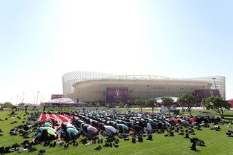 نماز جماعت در حاشیه یکی از بازی‌های جام جهانی فوتبال در قطر